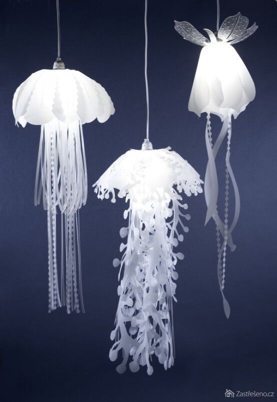 neskutočne fascinujúci pohľad na kolekciu medúzových svetiel