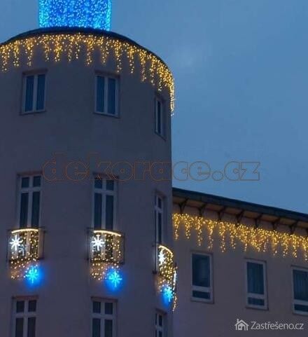 Vianočné cencúle sú najvhodnejšie na lemovanie budovy, autor: dekoraceprodum