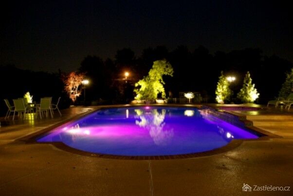 osvetlenie bazénu dodá záhrade exkluzívny vzhľad