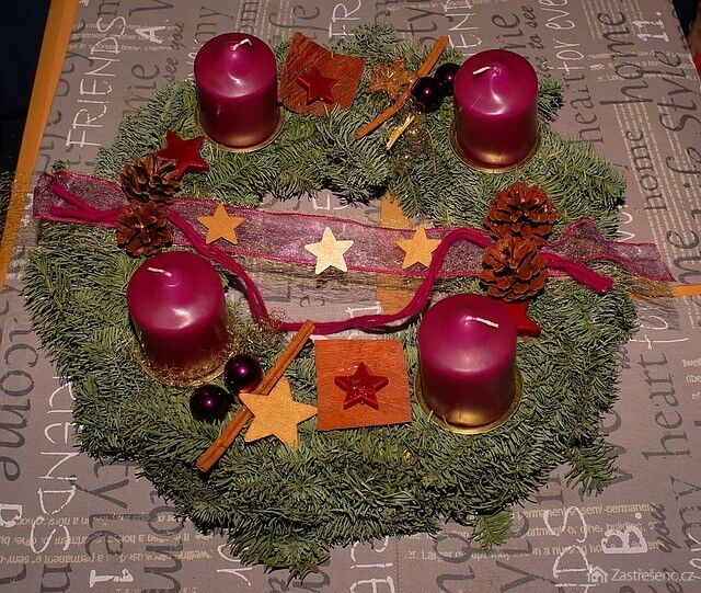 Adventný veniec z prírodných surovín zvládnete vyrobiť aj s deťmi