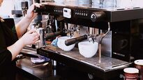Každý milovník kávy by mal mať doma dokonalý kávovar. Ako ho vybrať? II. diel